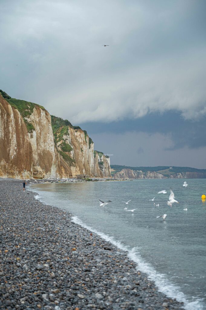 Plage de galets et falaises de dieppe en normandie