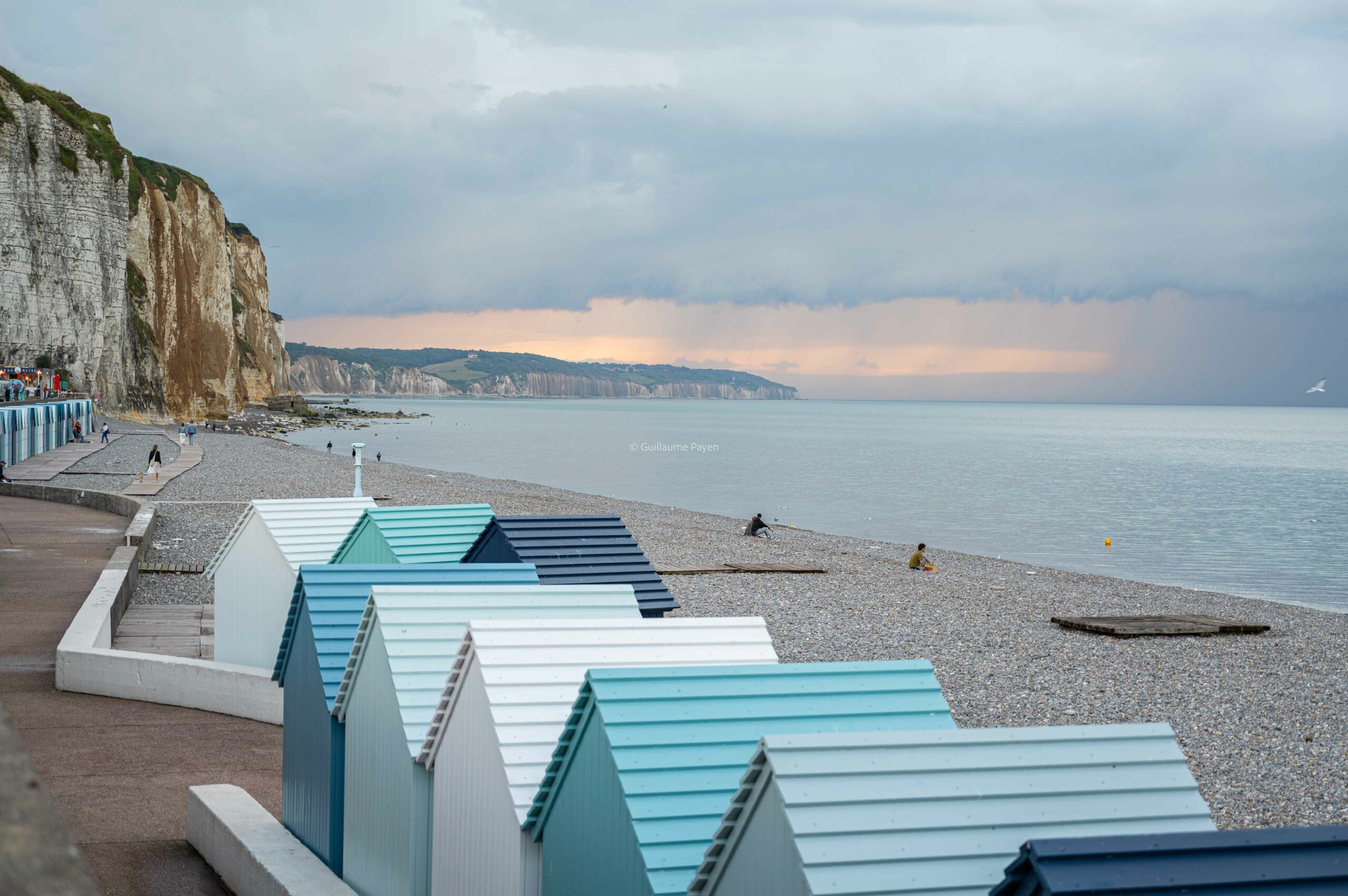 Cabanes de plage et vue mer depuis la plage de Dieppe