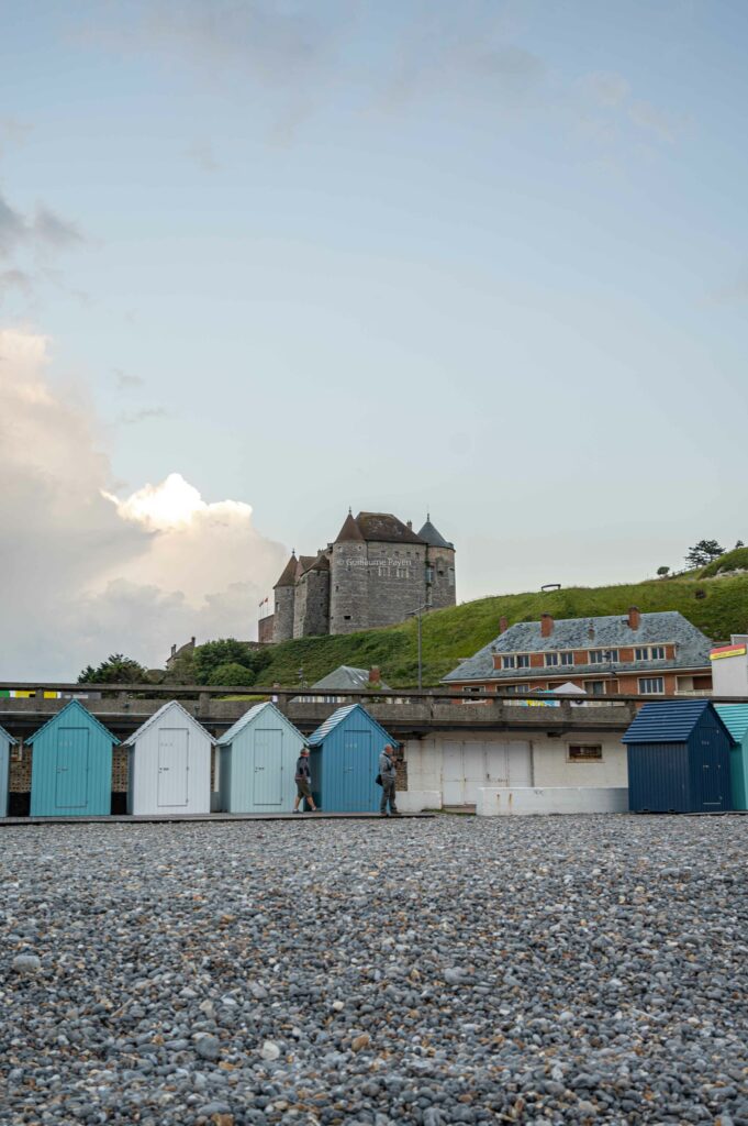 Vue des cabanes de plage à Dieppe avec au fond son château 