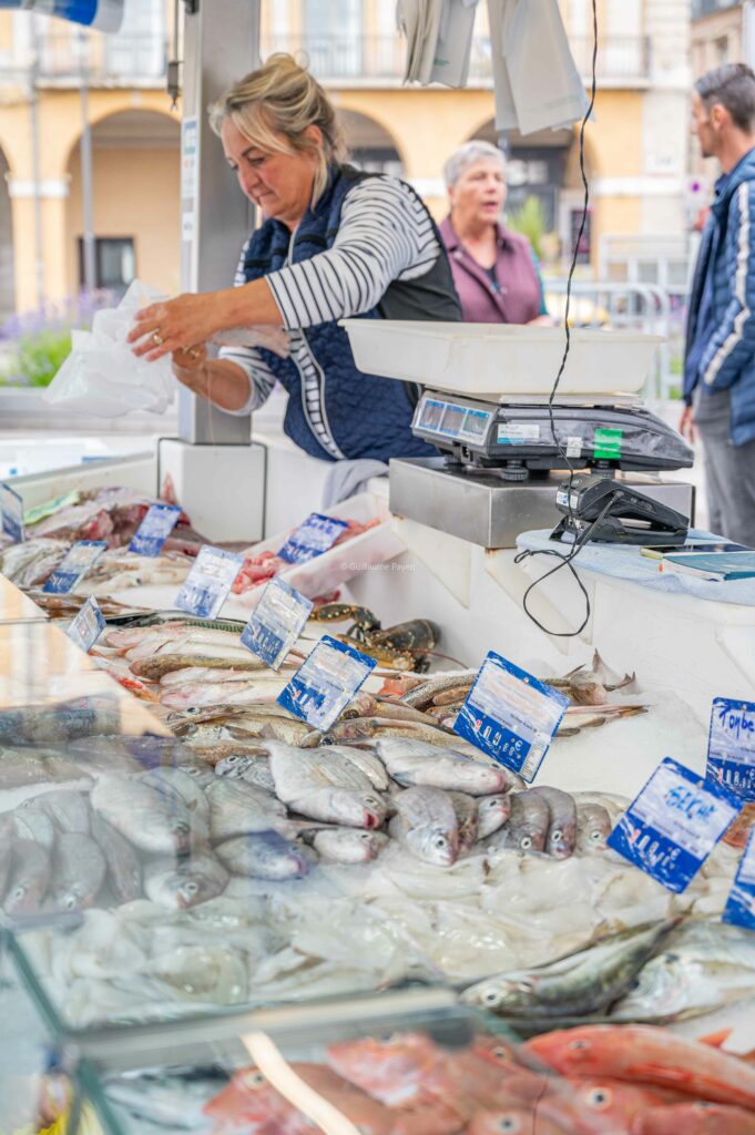 Une poissonière sur le port de dieppe 