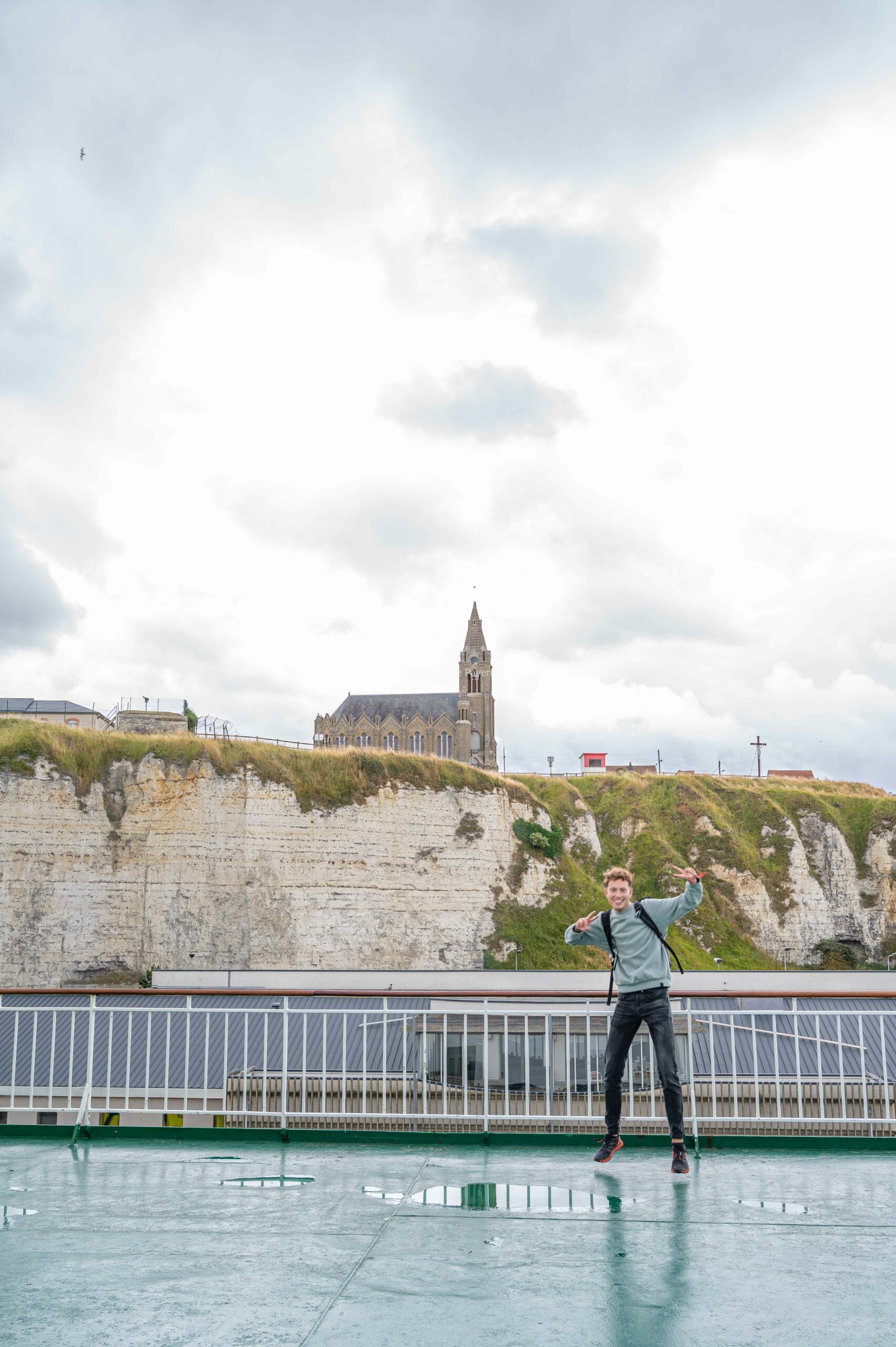 On me voit Guillaume Payen arrivant au port de dieppe après avoir traversé la manche. Je suis sur le ferry.