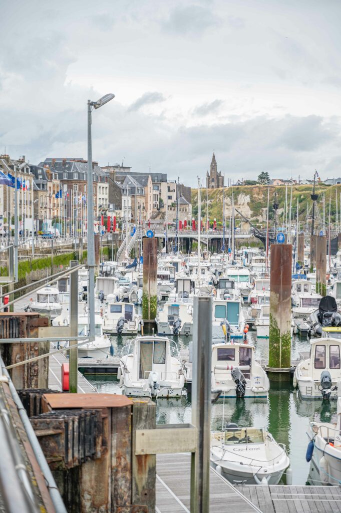 Le port de Dieppe, avec tous ses bateaux et une église au loin