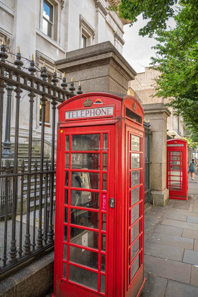 Cabine téléphonique rouge de Londres sur l'Avenue Verte London Paris