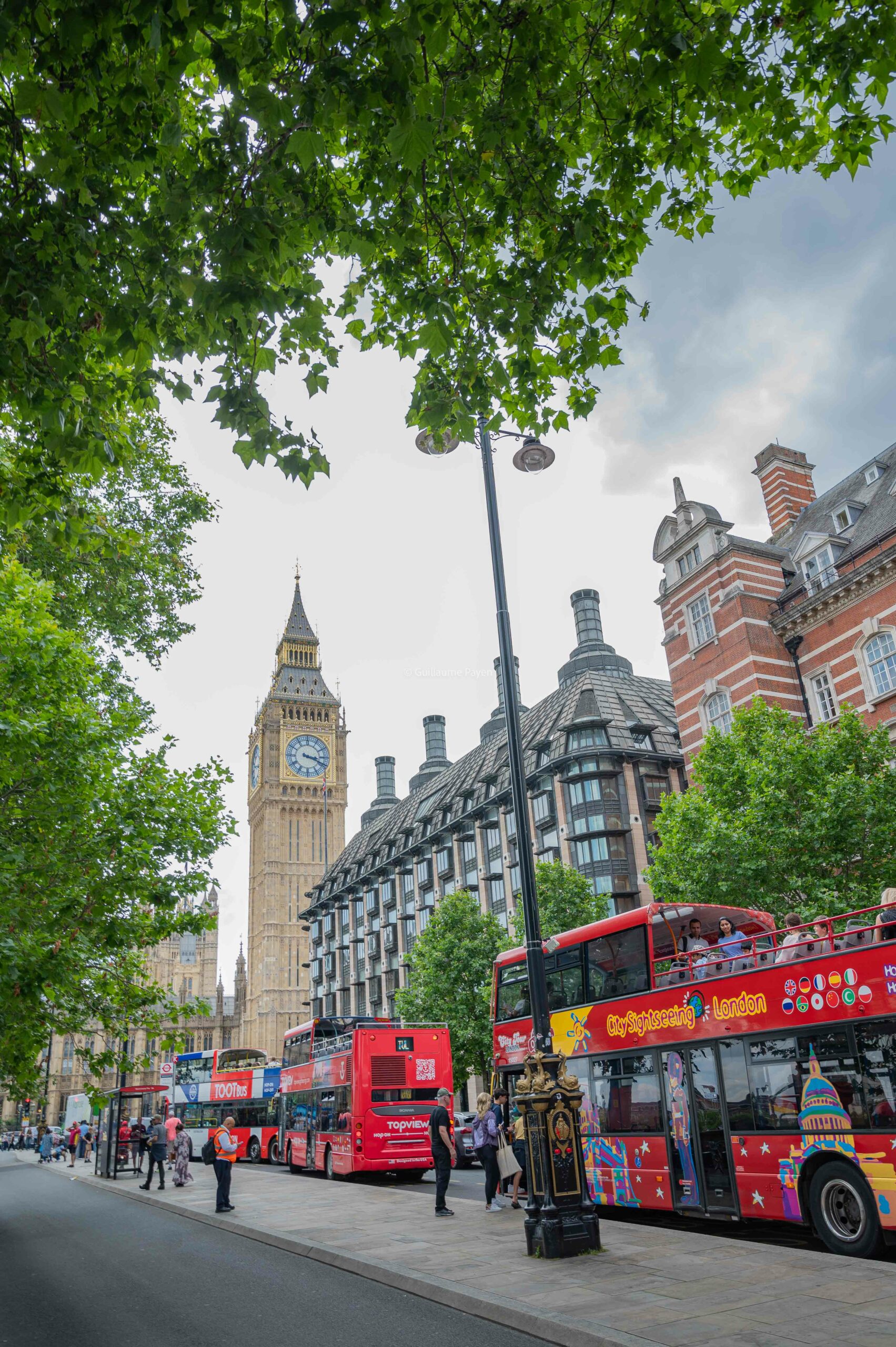 Big Ben et un bus rouge londonien devant 