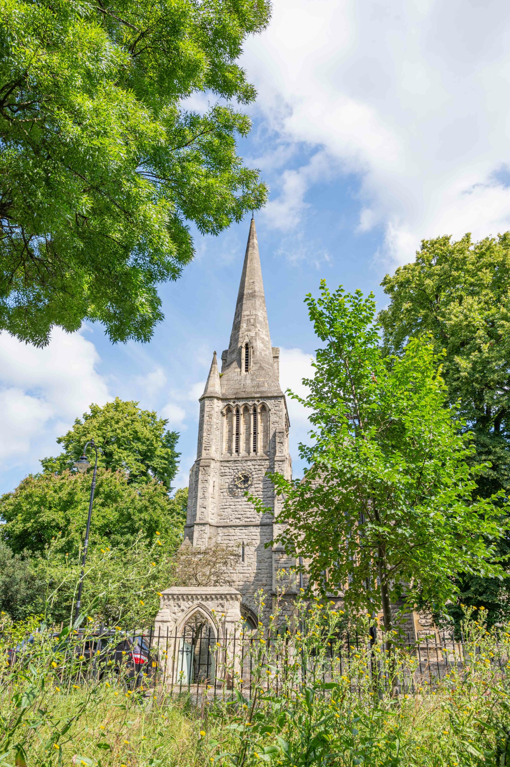 Une jolie église entourée d'arbres sur l'Avenue Verte London Paris 