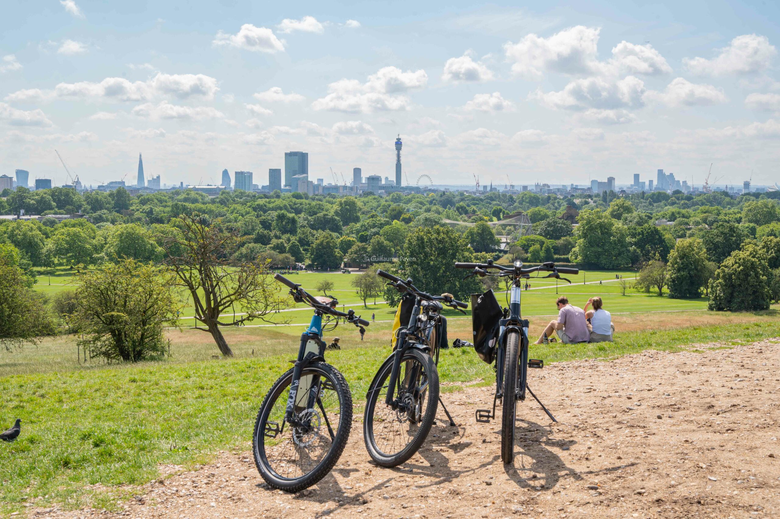 Nos vélo devant une vue dégagée avec les plus beaux monuments de Londres dans le Parc sur l'Avenue Verte London Paris 