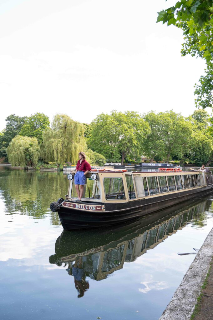 Une femme est sur sa péniche sur l'Avenue Verte London Paris 