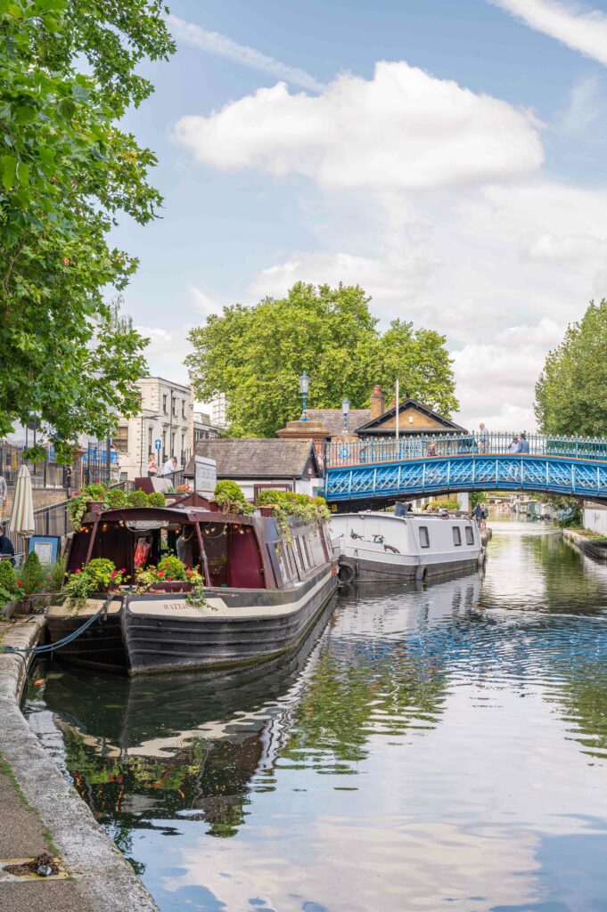 Des péniches sur le canal regent's sur l'Avenue Verte London Paris 