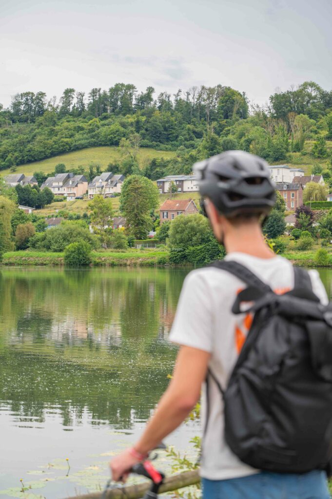 Guillaume Payen qui regarde un étang en Normandie