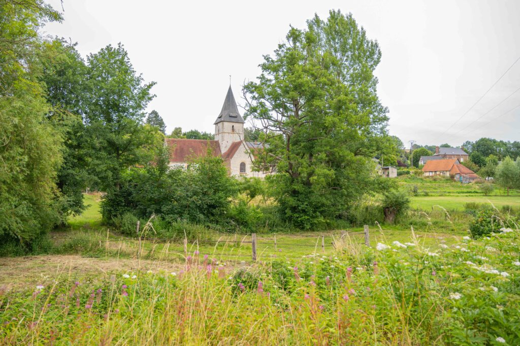 Une église dans les champs en normad