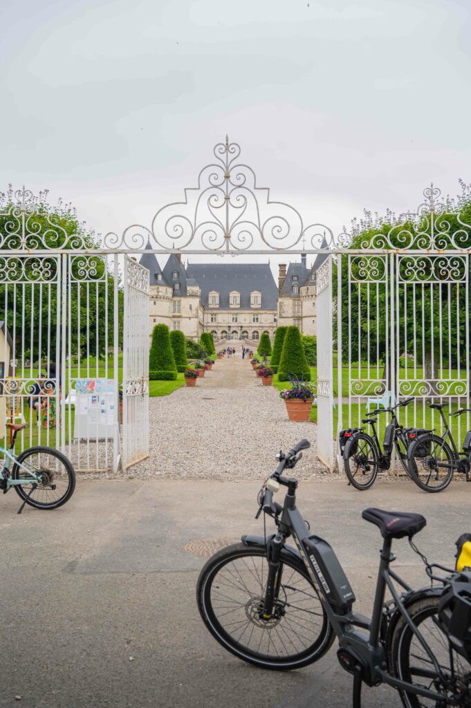 Chateau de mesnière en bray avec vue sur le portail et l'entrée 