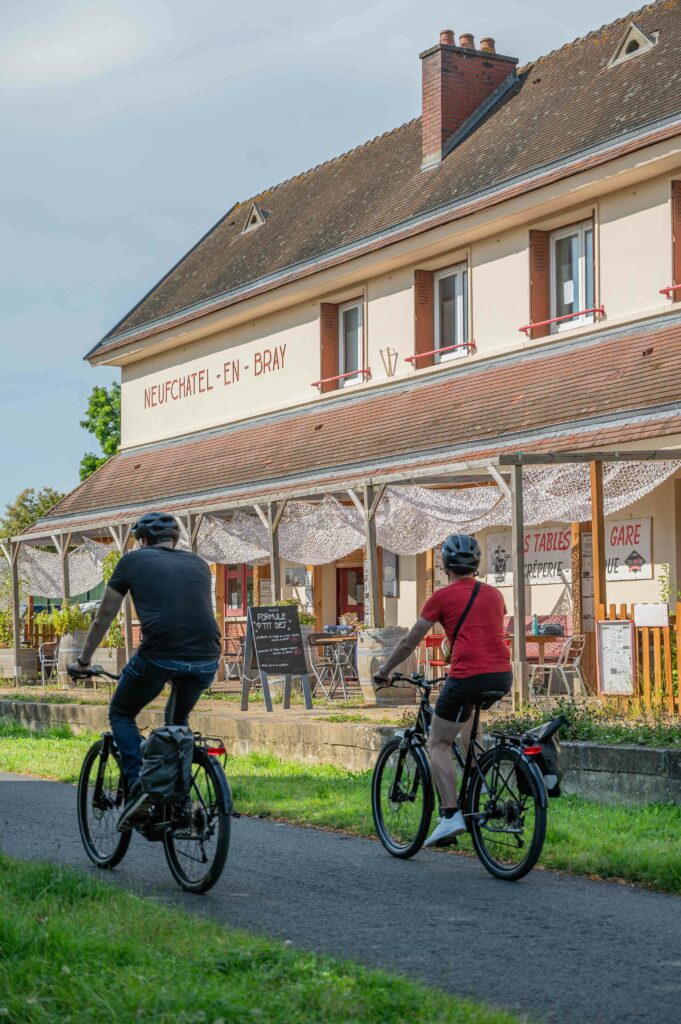 2 vélos devant les tables de la gare 