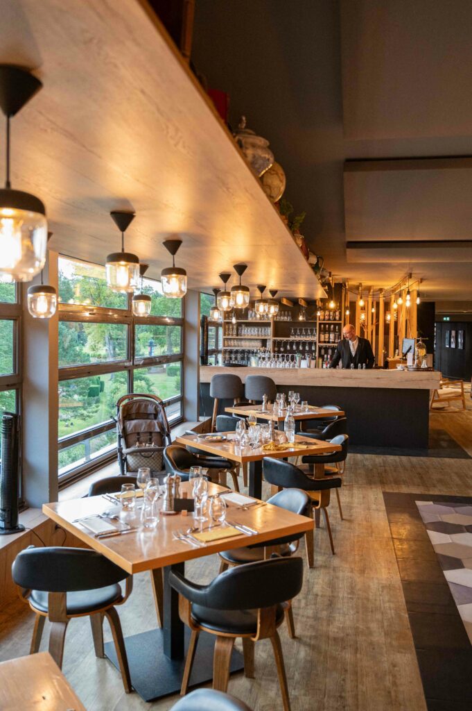 L'intérieur du restaurant de l'hôtel, très beau et élégant 