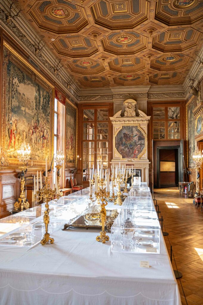 La salle à manger du chateau de Chantilly avec de nombreux verres en cristal 