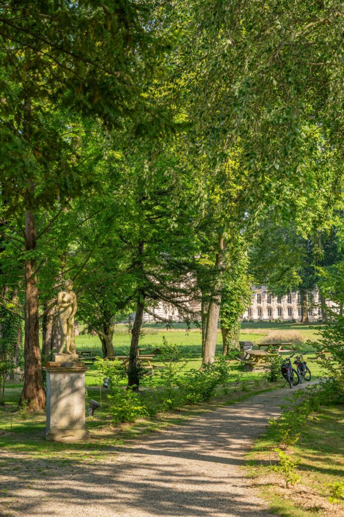 Un chemin ombragé dans le parc du chateau