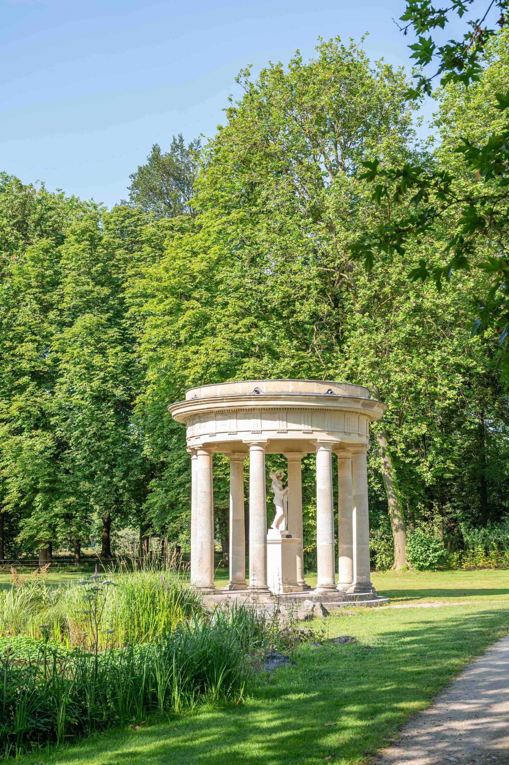 Un édifice dans le parc du château