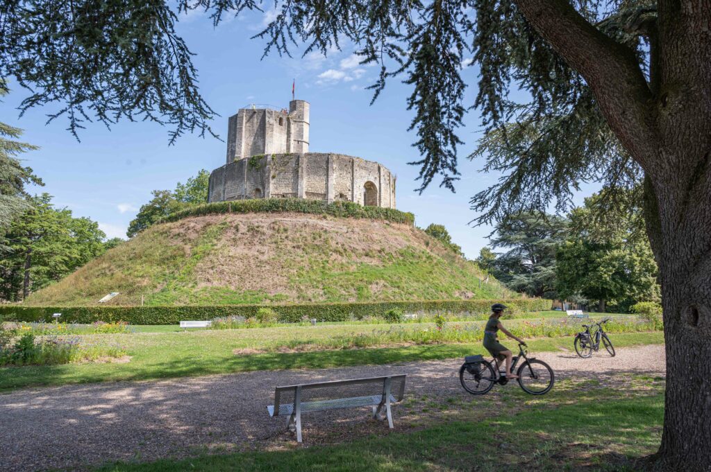 Vélo devant le château de Gisors