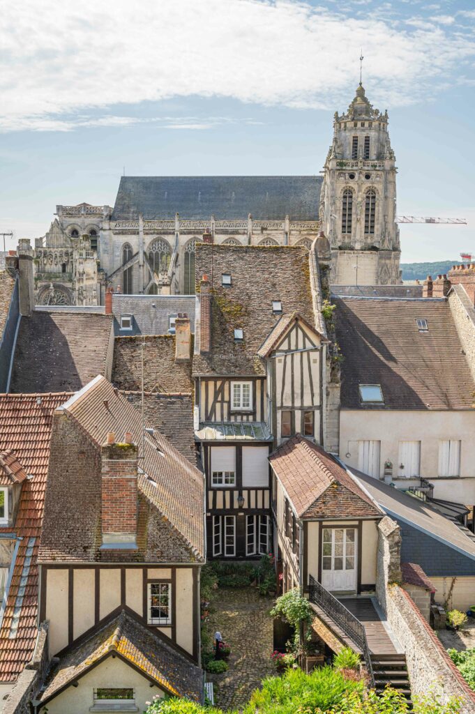 Eglise de Gisors et vue en hauteur sur ses toits 