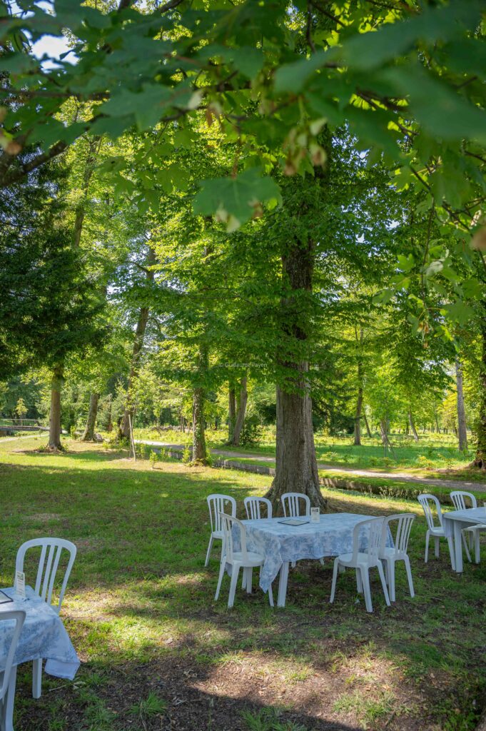 Les tables pour manger dans le jardin du chateau de chantilly