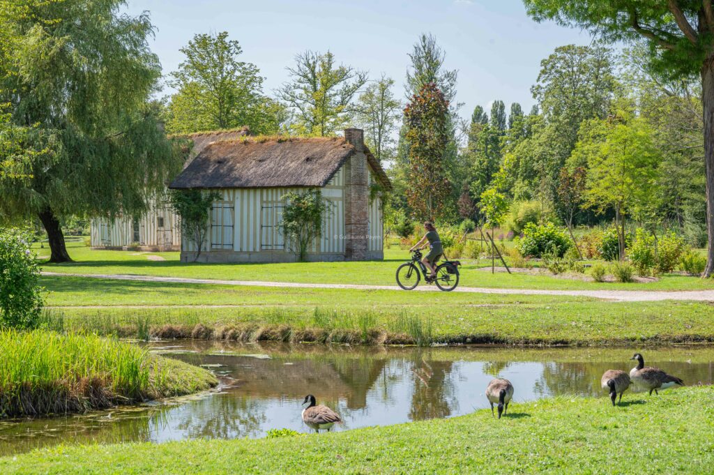 Un vélo devant une maison de campagne dans le parc