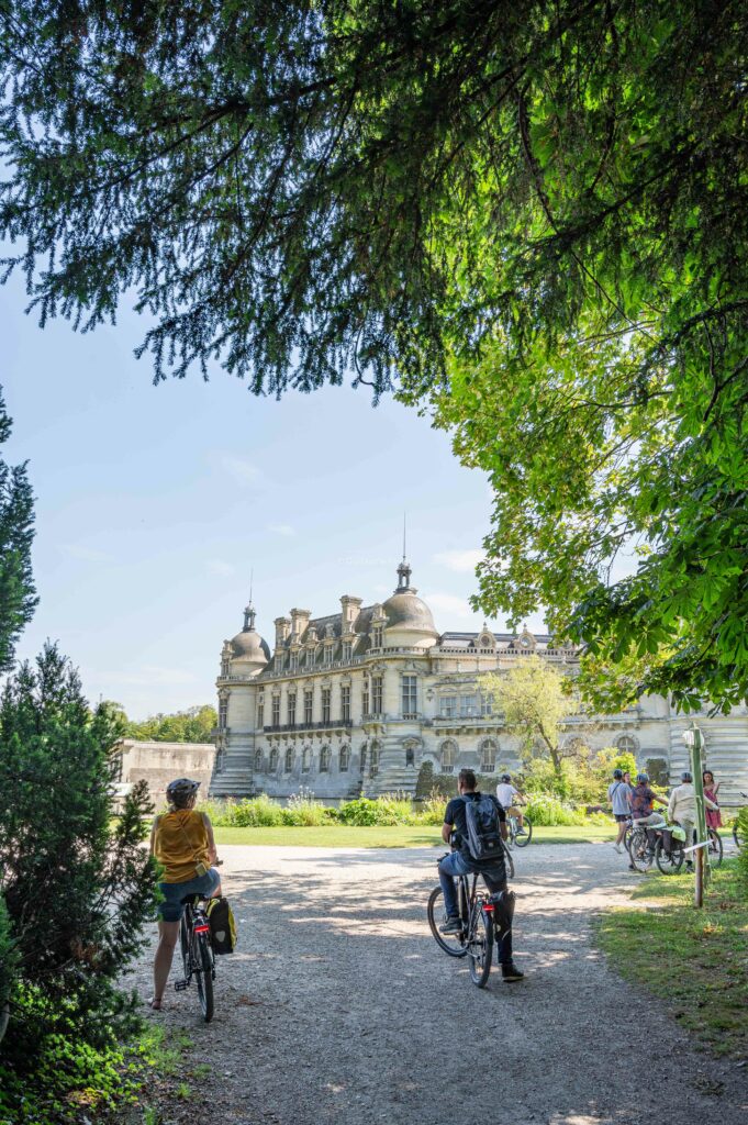 Des vélos devant le chateau de Chantilly