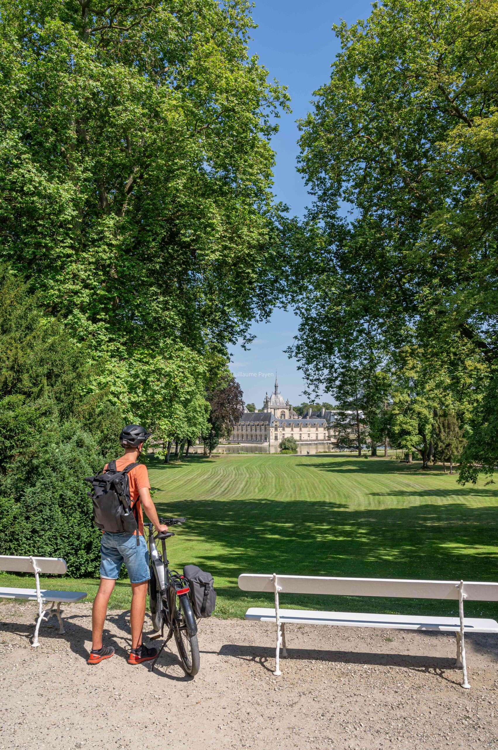 Guillaume Payen devant le château de chantilly