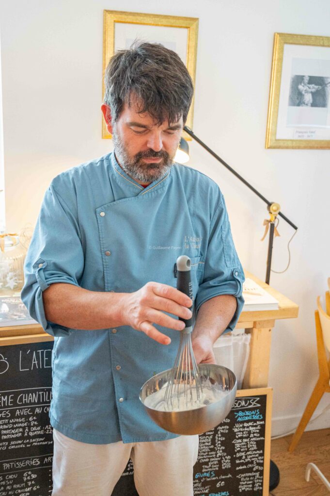 Le maitre pâtissier qui nous apprend à faire de la chantilly