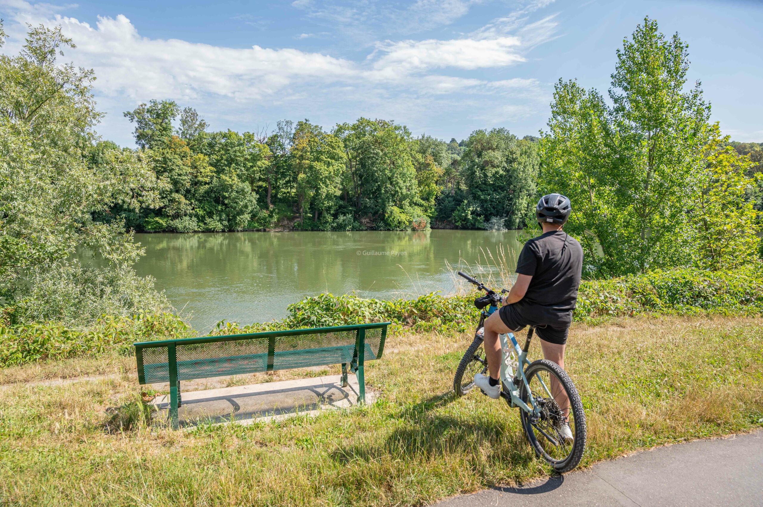 Un cycliste devant la seine à Paris sur l'Avenue verte London Paris 