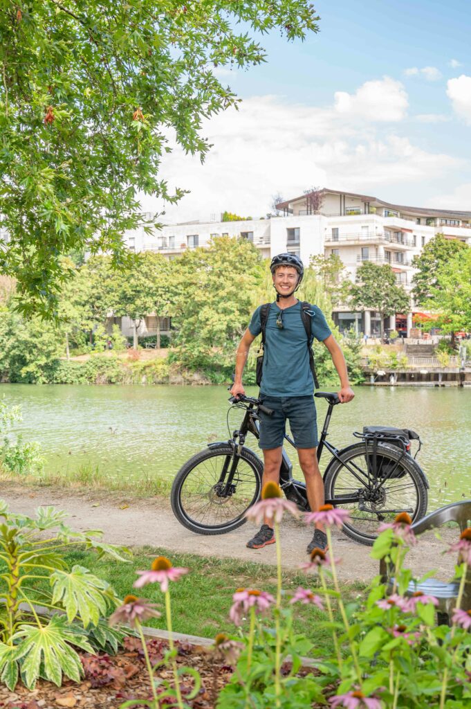 Guillaume Payen devant une rivière à Paris