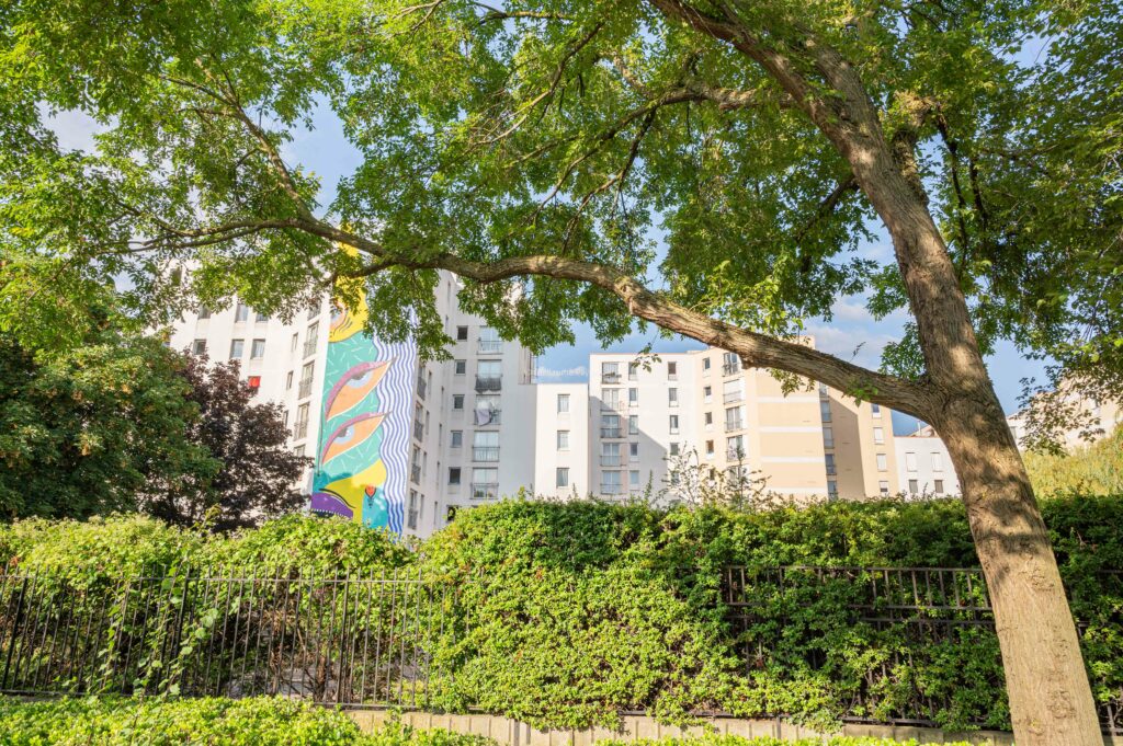 Immeuble de la street art avenue avec des arbres en premier plan 