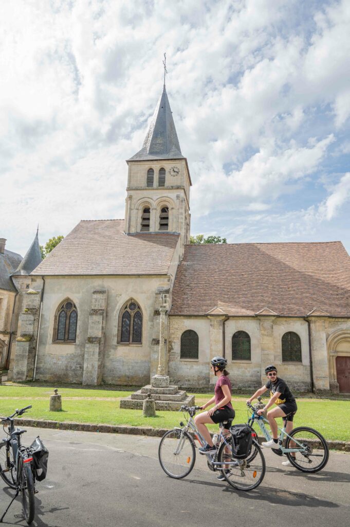 Un homme et une femme devant une église 