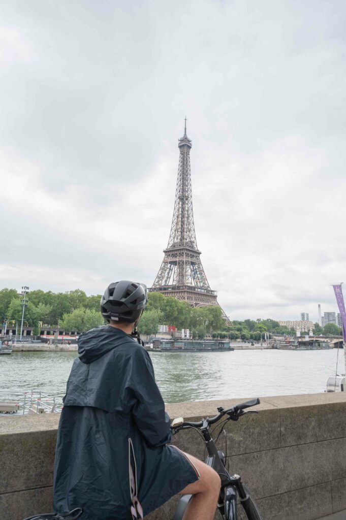 Cycliste devant la Tour Eiffel