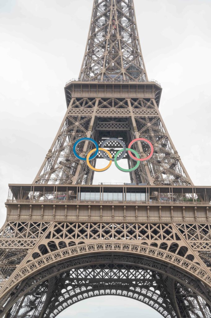 La tour Eiffel avec les anneaux olympiques 