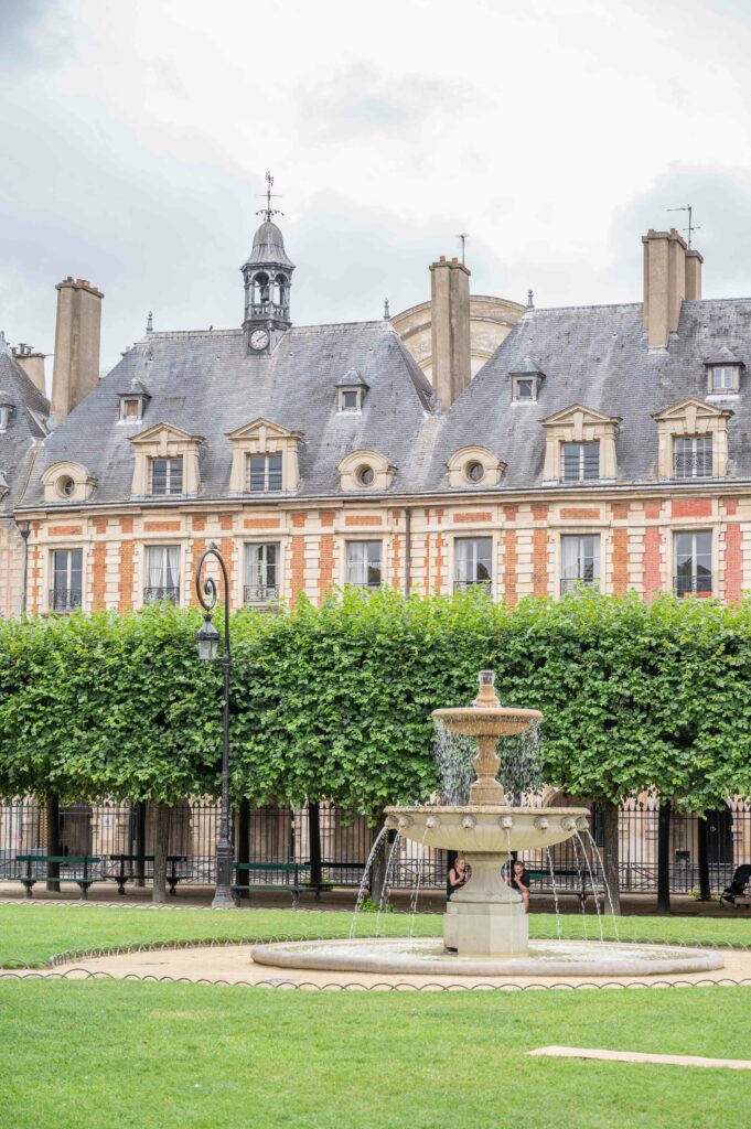 Batiment parisien en brique 