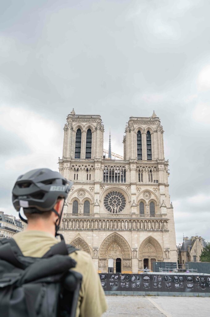 Guillaume Payen devant Notre Dame de Paris