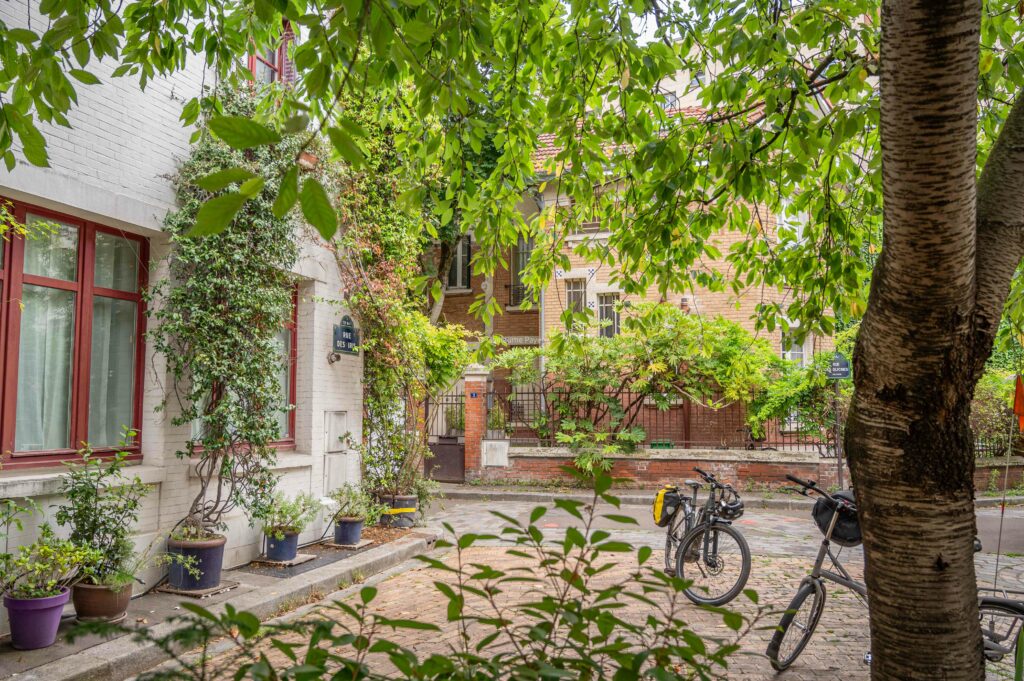 Ruelle de paris avec beaucoup de plantes 