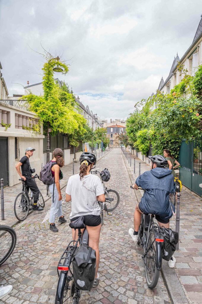 Ruelle de paris avec beaucoup de plantes 