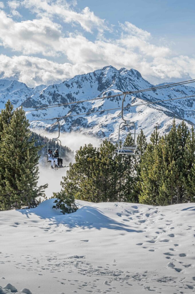 Télésiège à Ax 3 domaines, les montagnes enneigées derrière