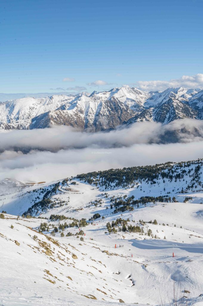 Skier à Ax-les-Thermes avec Skirail, vue sur les montagnes enneigées en Ariège dans les Pyrénées