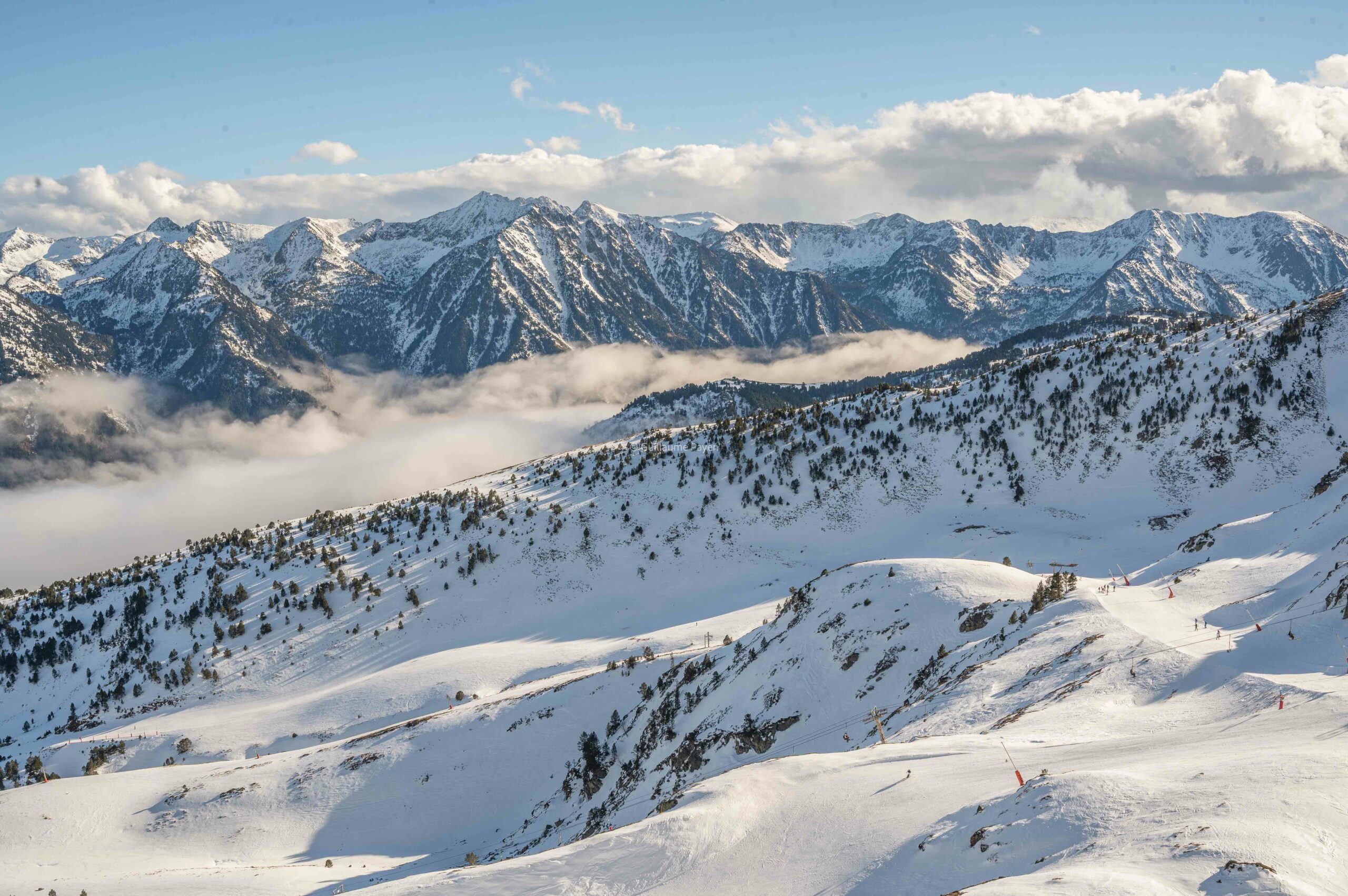 Skier à Ax-les-Thermes avec Skirail, vue sur les montagnes enneigées en Ariège dans les Pyrénées