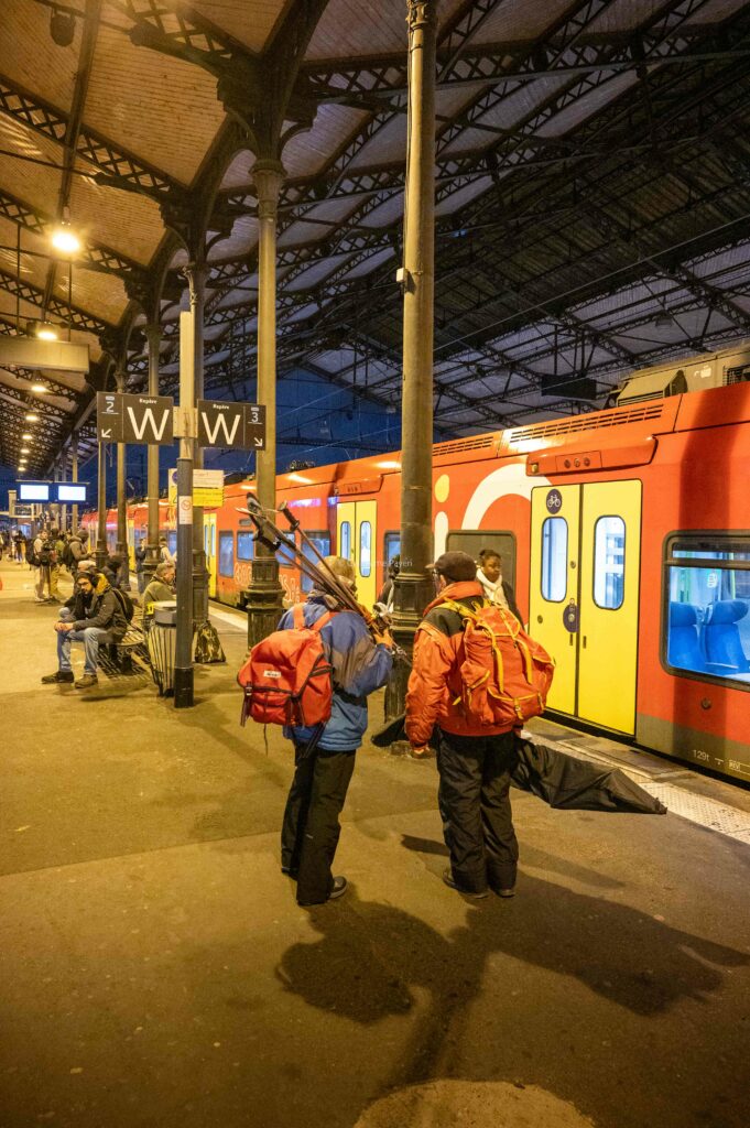 Skieurs attendant le skirail en gare de Toulouse 