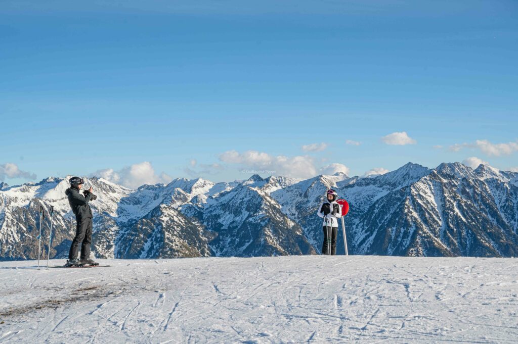 Skier à Ax-les-Thermes avec Skirail, vue sur les montagnes enneigées en Ariège dans les Pyrénées