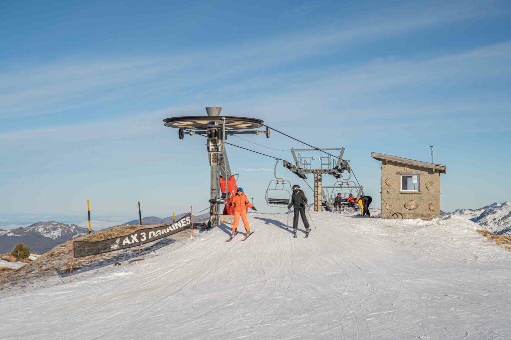 Skier à Ax-les-Thermes avec Skirail, vue sur les montagnes enneigées en Ariège dans les Pyrénées