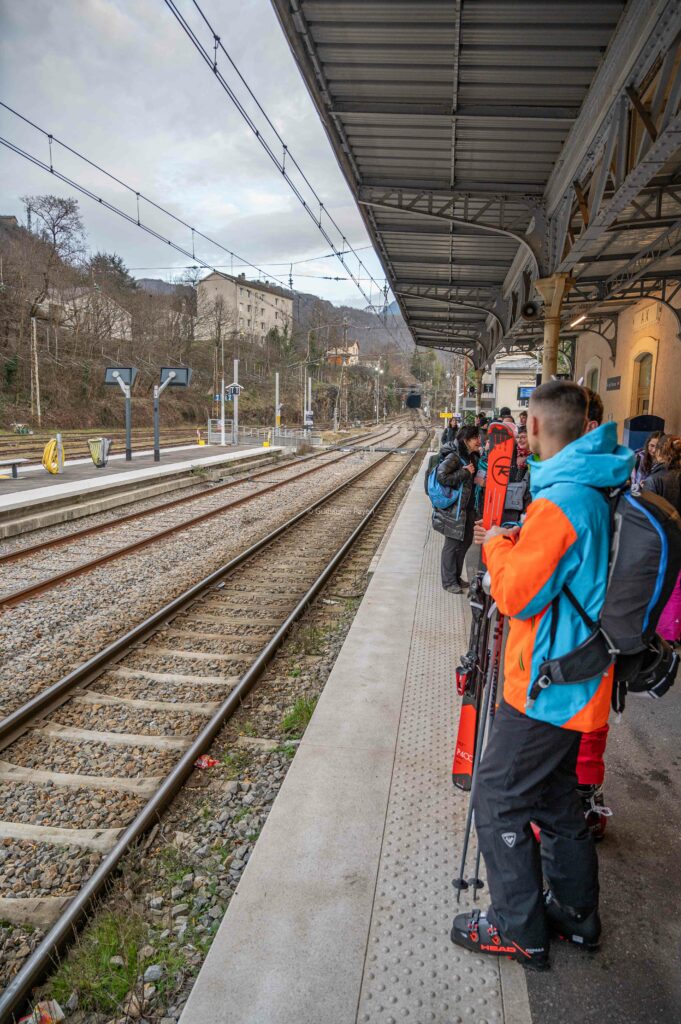 Des skieurs attendant à la gare de Ax les thermes pour prendre le train et le skirail pour rentrer à Toulouse. 