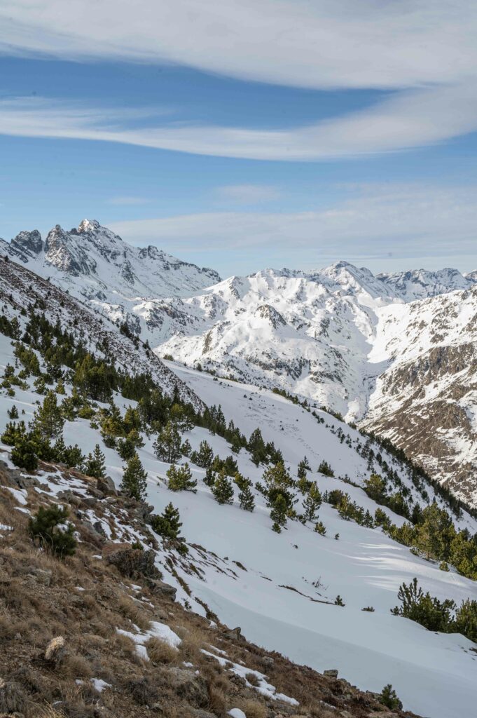 Skier à Ax-les-Thermes avec Skirail, vue sur les montagnes enneigées en Ariège dans les Pyrénées