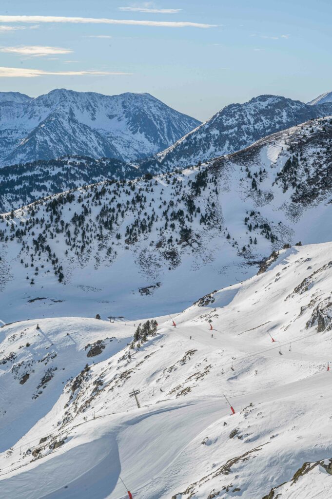 Skier à Ax-les-Thermes avec Skirail, vue sur les montagnes enneigées en Ariège dans les Pyrénées