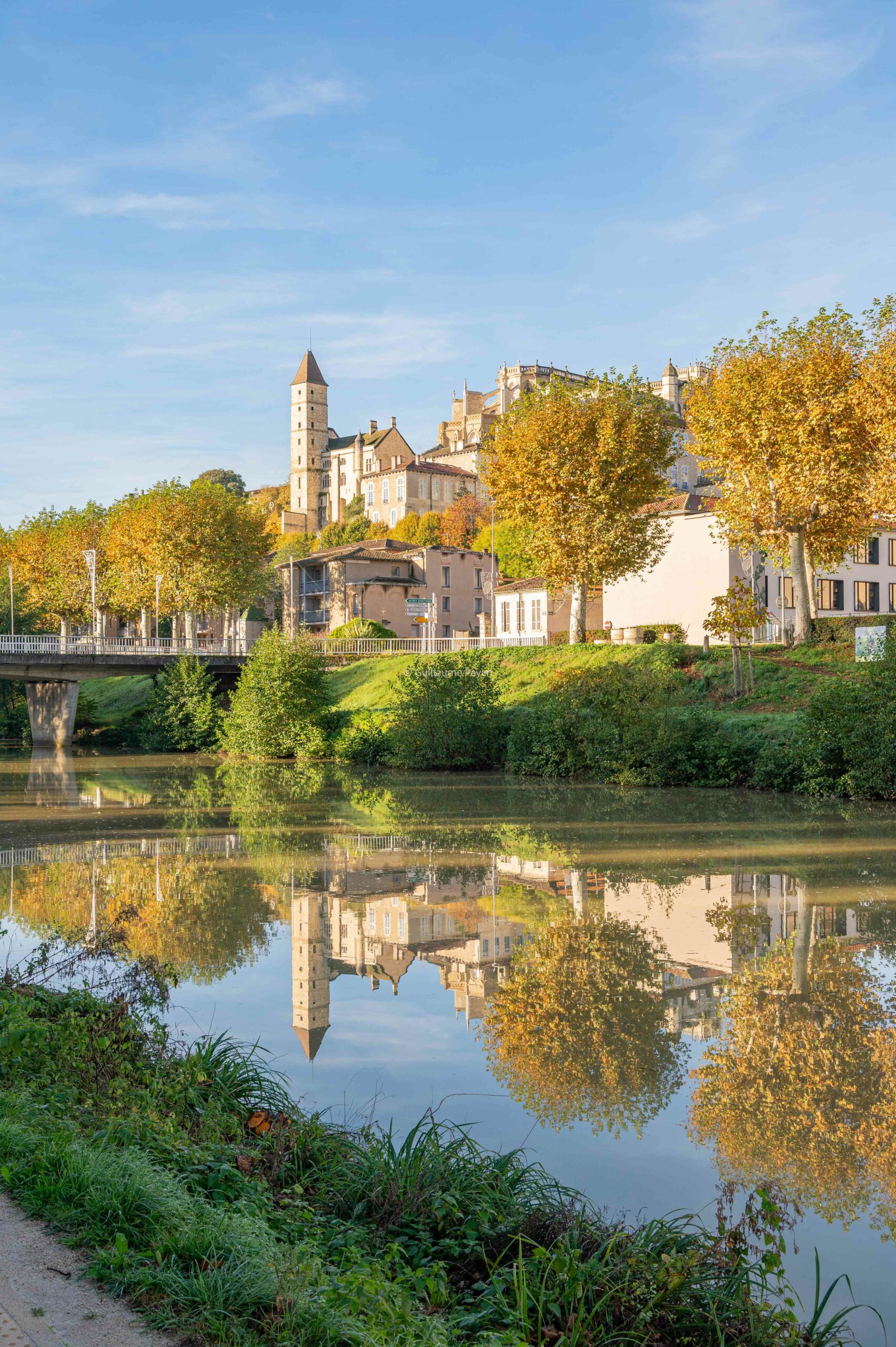 Vue sur Auch depuis les berges du Gers 
