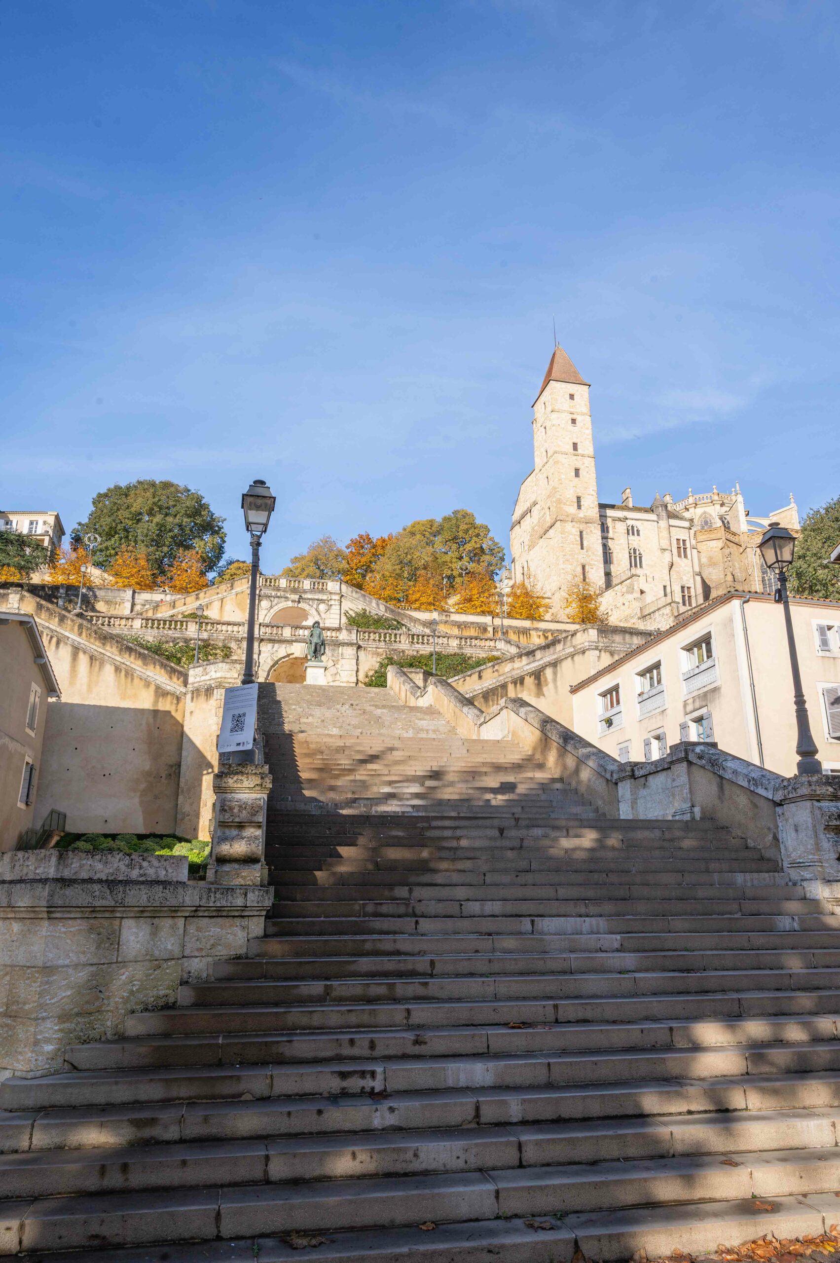Vue depuis le bas de l'escalier monumentale à Auch
