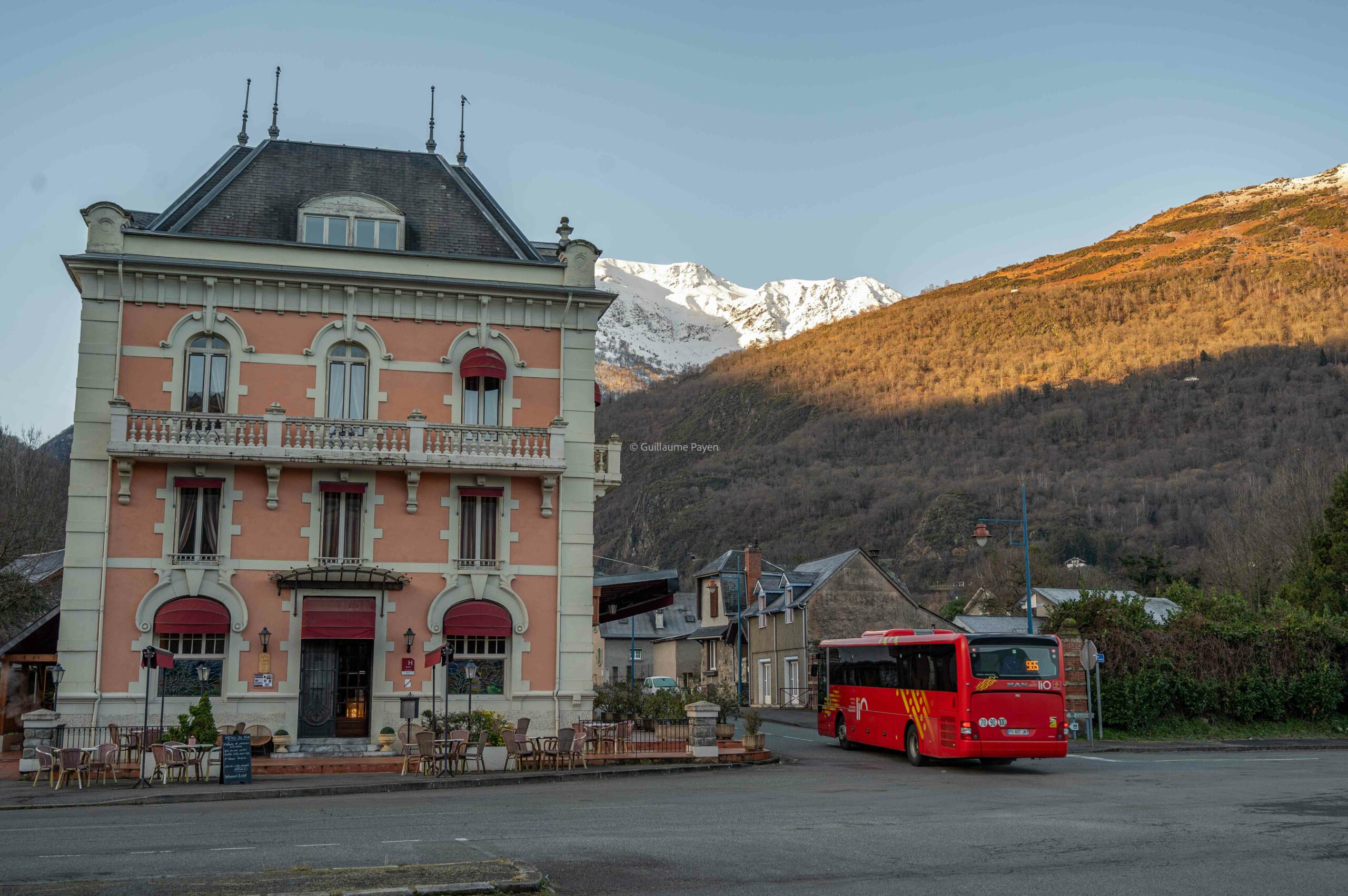 Arrêt de car liO à Pierrefitte dans les hautes Pyrénées