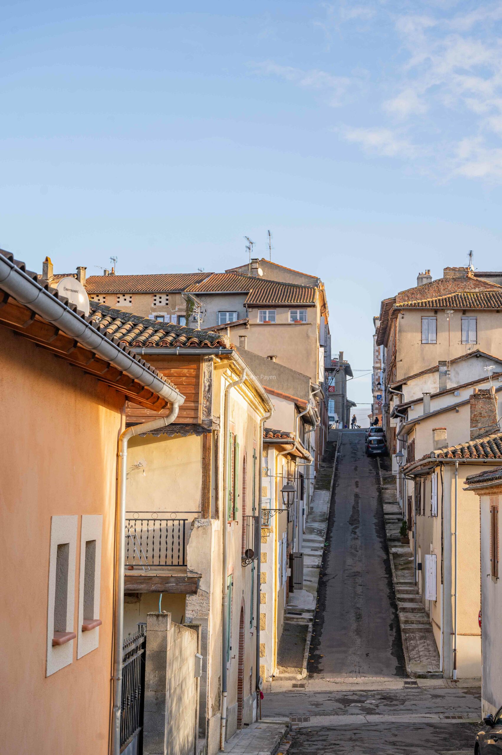 Belle vue avec perspective sur une ruelles pentue du Gimont